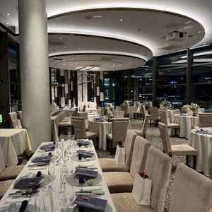 披露宴会場。遠いと新郎新婦ちょっと見づらいか