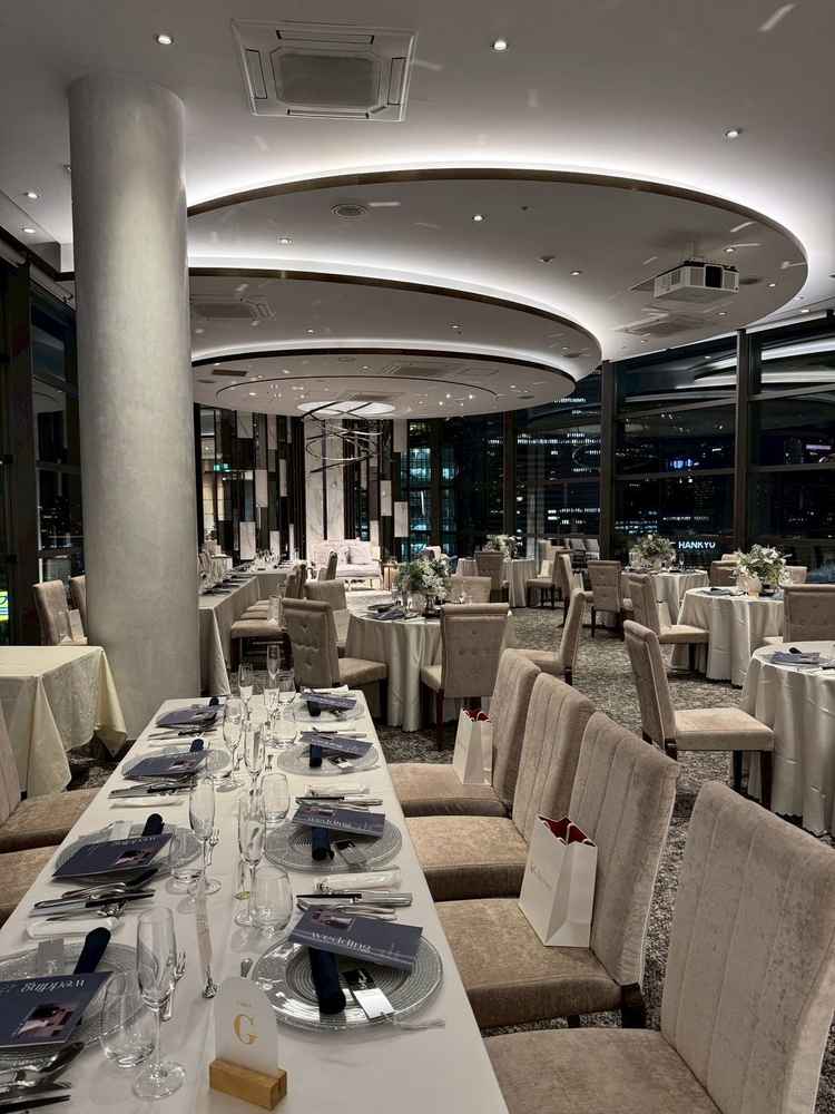 披露宴会場。遠いと新郎新婦ちょっと見づらいか