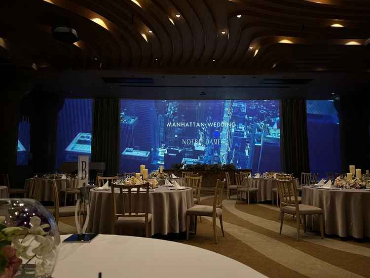 広い窓にスクリーンがかかり、一面に流れる映像に迫力があった。