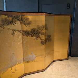 受付スペースの横の金屏風が華やかです。