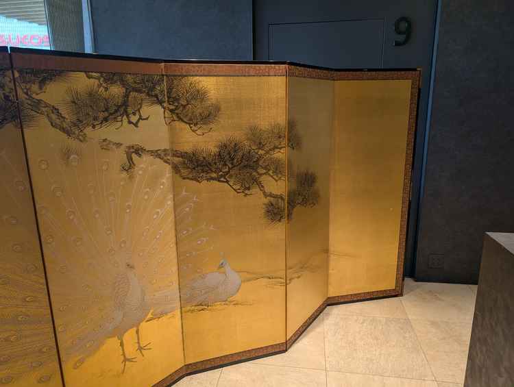 受付スペースの横の金屏風が華やかです。