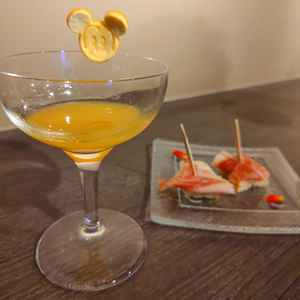 ウェルカムパーティーの軽食が美味しく、オレンジジュースの飾りがディズニーなのがかわいい。