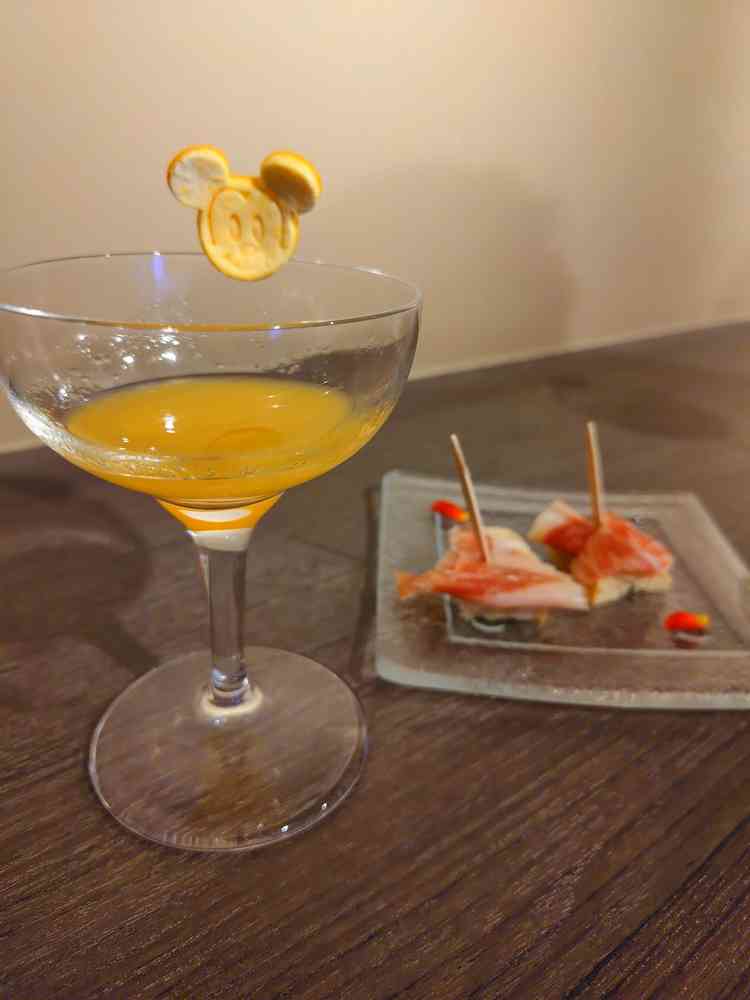 ウェルカムパーティーの軽食が美味しく、オレンジジュースの飾りがディズニーなのがかわいい。