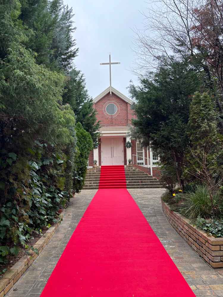 チャペル正面、フラワーシャワーを行う場所