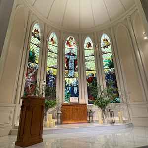 チャペル内①:ステンドグラスが非常に美しい。