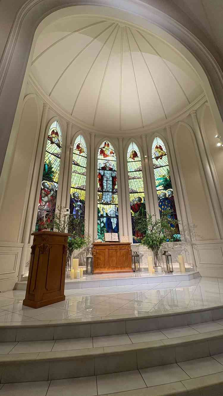 チャペル内①:ステンドグラスが非常に美しい。