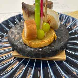 試食会（メイン）下のジャガイモは末長くという意味合いで、桂むきで１枚になっている。焼き石で熱々の状態