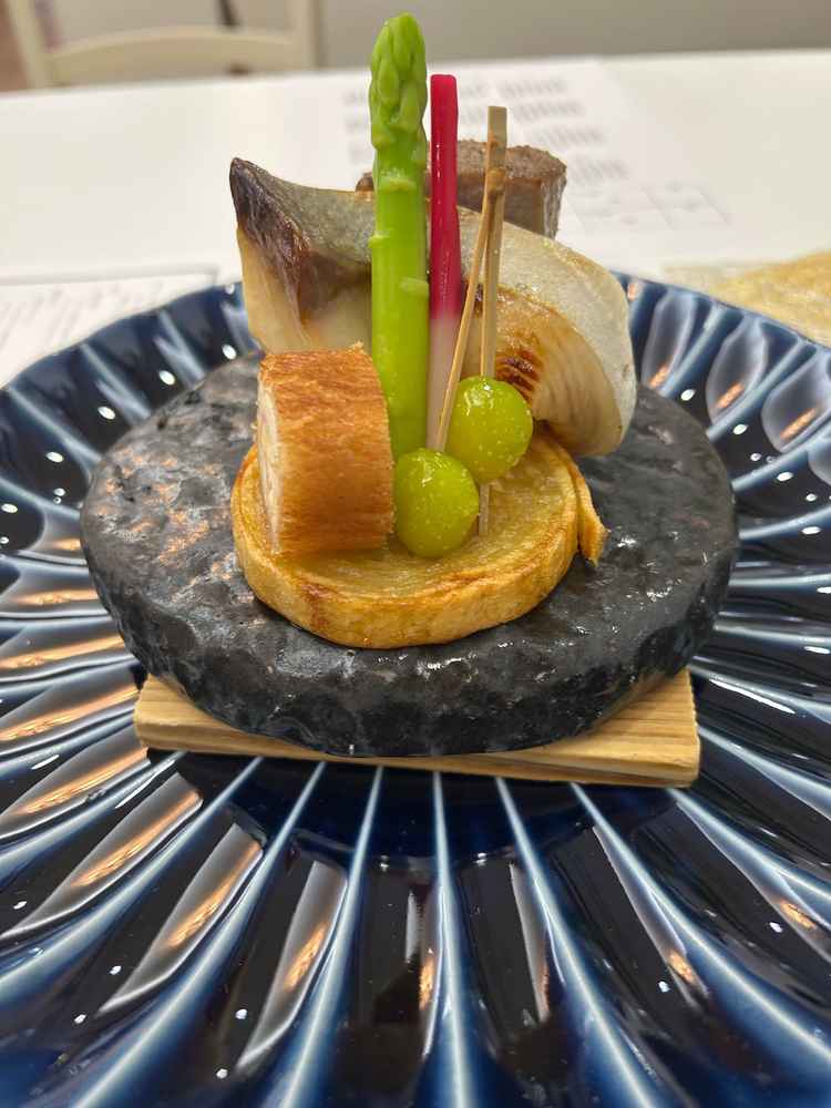 試食会（メイン）下のジャガイモは末長くという意味合いで、桂むきで１枚になっている。焼き石で熱々の状態