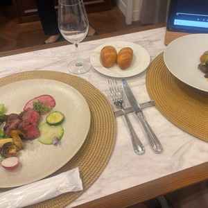 お肉の食べ比べ。トリュフ塩（左、さっぱり）と赤ワイン（定番）をシェアしながらいただきました。