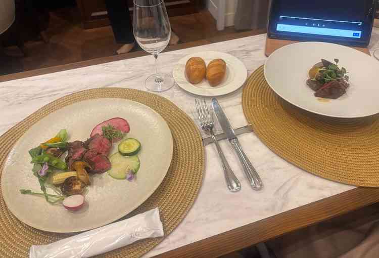 お肉の食べ比べ。トリュフ塩（左、さっぱり）と赤ワイン（定番）をシェアしながらいただきました。