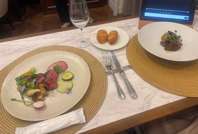 お肉の食べ比べ。トリュフ塩（左、さっぱり）と赤ワイン（定番）をシェアしながらいただきました。