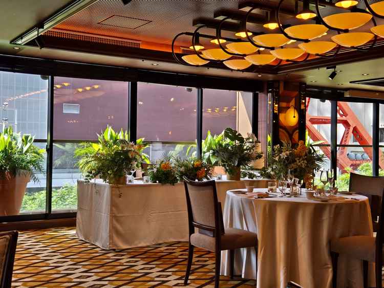 バリー風の披露宴で、オープンキッチンもあり臨場感を感じられる。