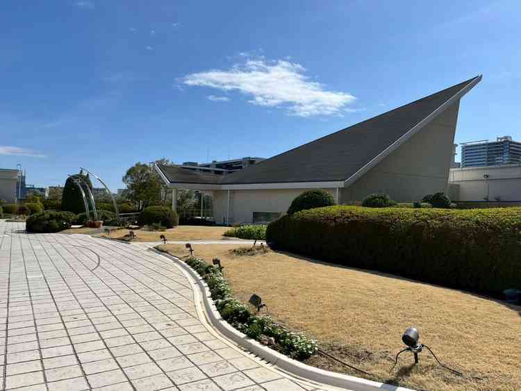 チャペルまでの道。春にはお花も咲くそうで素敵でした。