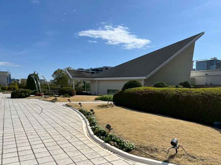 チャペルまでの道。春にはお花も咲くそうで素敵でした。