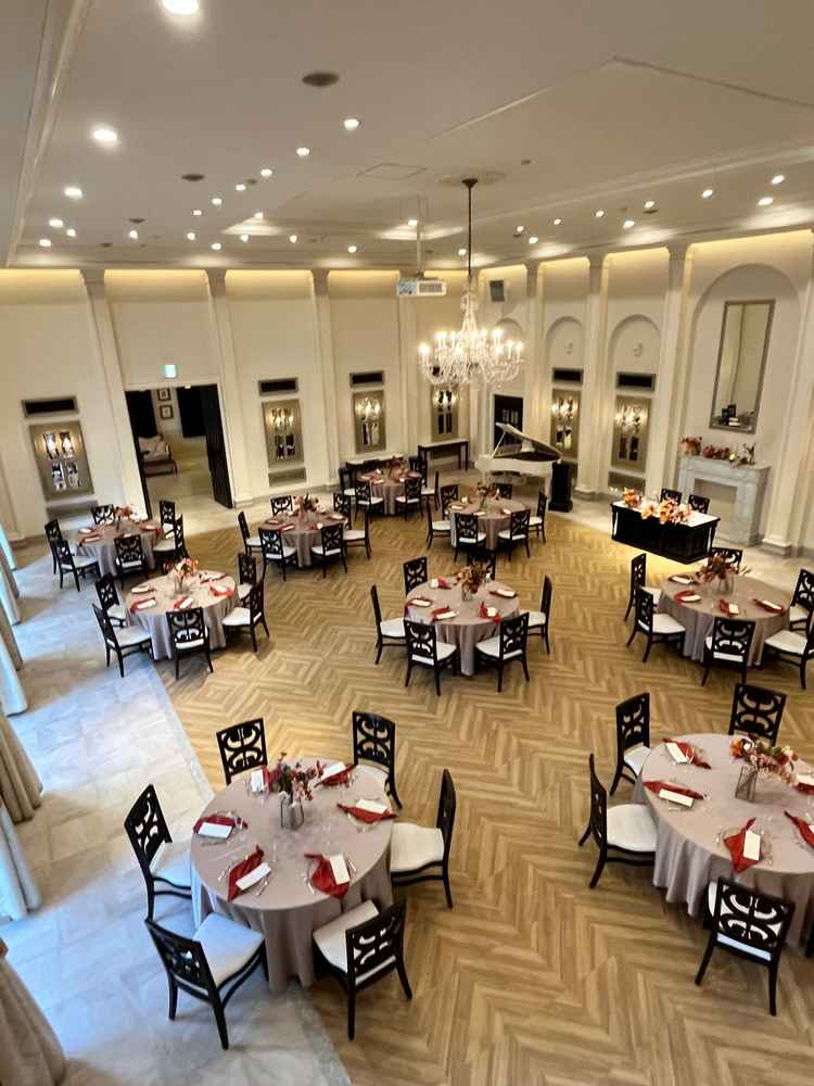 披露宴会場への入場口が3箇所あることを知りどの場所からも魅力的って思いました。