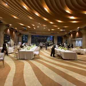 列席人数に縛られることなく会場を選択でき、正面が全面ガラスでみなとみらいの景色が楽しめる