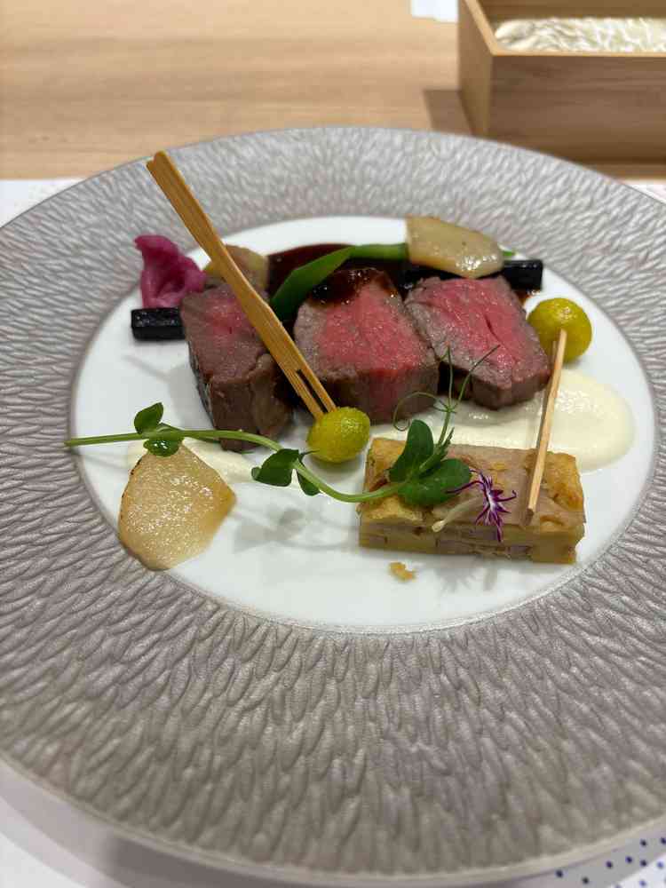 メインのヒレ肉は高級ディナーで出てくるような柔らかさ