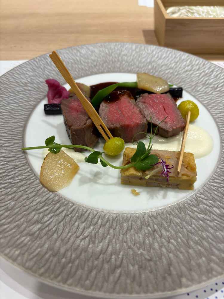 メインのヒレ肉は高級ディナーで出てくるような柔らかさ