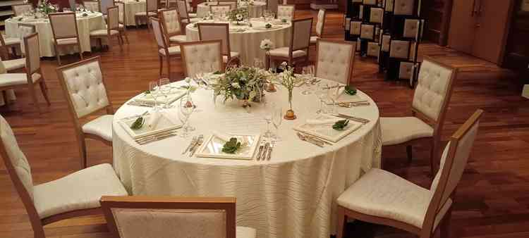 披露宴会場で窓があり明るい雰囲気でした。