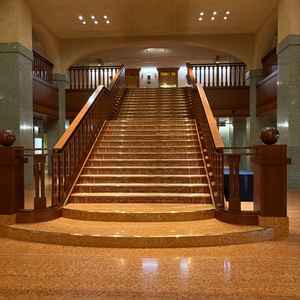 ロビーウェディングができる階段は輝いていました。