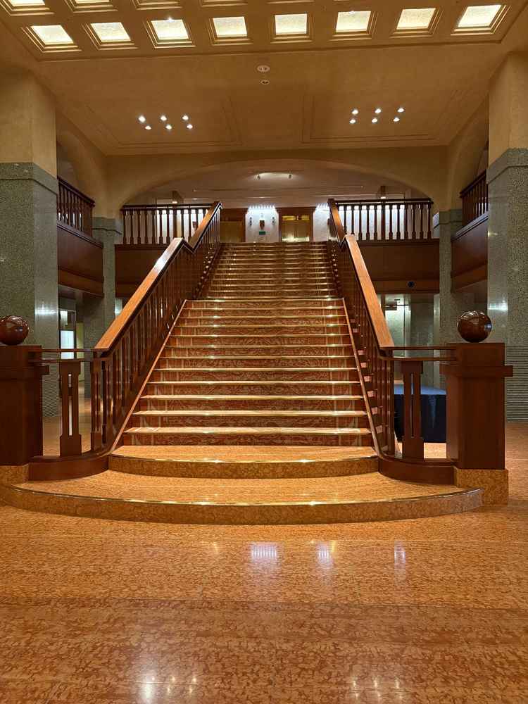 ロビーウェディングができる階段は輝いていました。