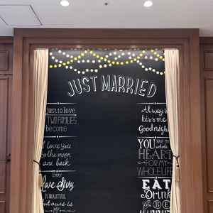 披露宴会場に入る前のスペースで、招待した人の写真スポットになる素敵な壁があった。