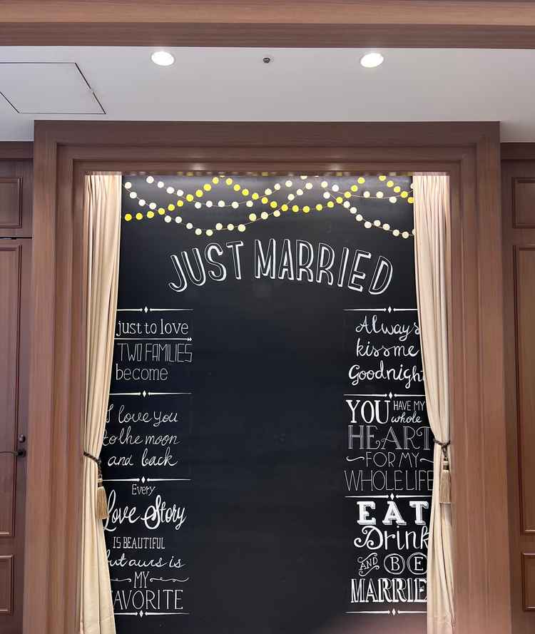 披露宴会場に入る前のスペースで、招待した人の写真スポットになる素敵な壁があった。