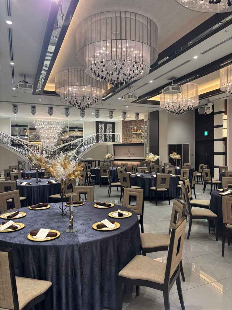 2つ目に見学した宴会場の座席の様子。豪華な演出が体験出来ました。