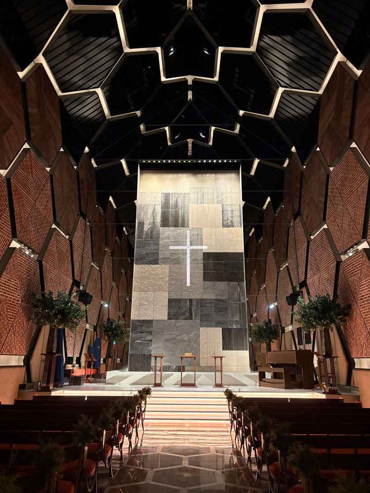 水が流れていて、神秘的な空間でした。他には見られないチャペルの雰囲気でした。