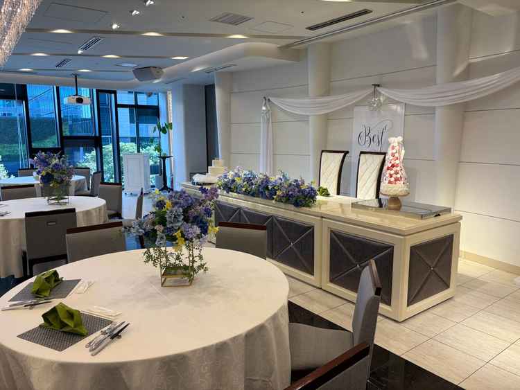 披露宴会場はシンプルな白基調で、ウエディング感があります。