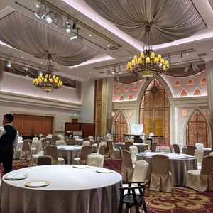 披露宴会場候補2です。天井が高く、とてもゴージャスでした。