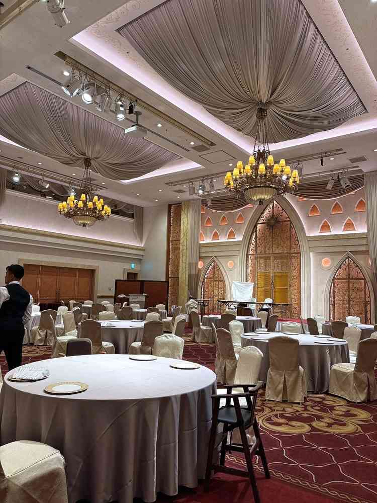 披露宴会場候補2です。天井が高く、とてもゴージャスでした。