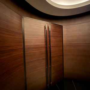 挙式会場に入る前の場所。床に反射されとても幻想的であり雰囲気を一気に変えてくれるスペースでした。