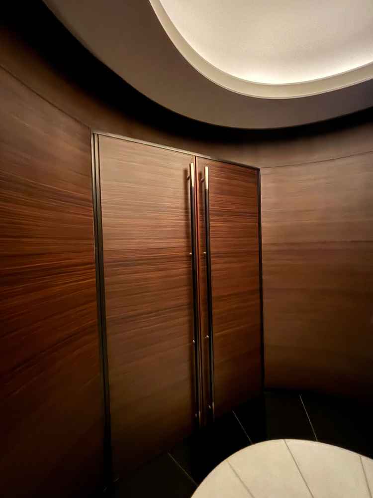 挙式会場に入る前の場所。床に反射されとても幻想的であり雰囲気を一気に変えてくれるスペースでした。