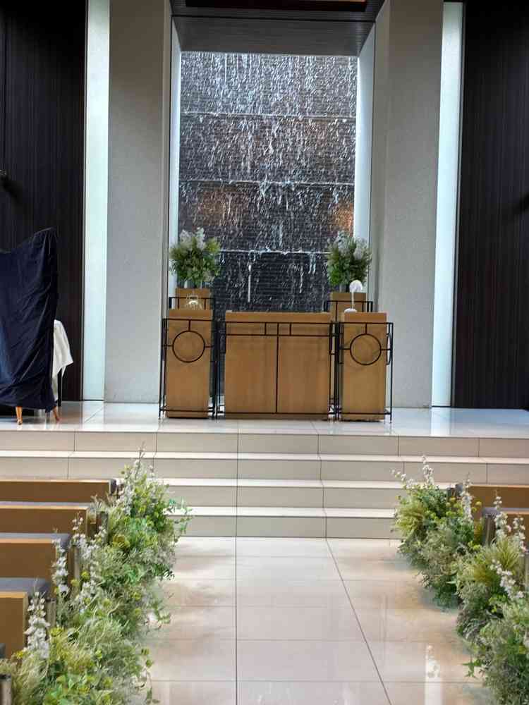 チャペルの祭壇には水が流れているデザインで心地よかった。