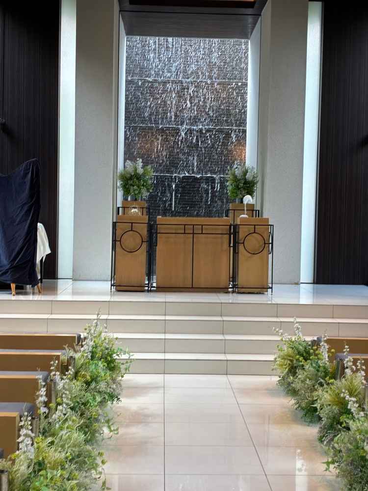 チャペルの祭壇には水が流れているデザインで心地よかった。