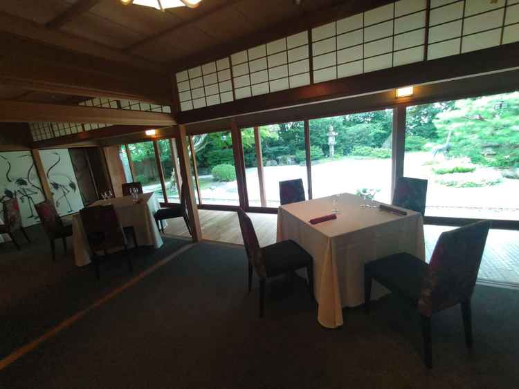 30人未満の招待客の場合の披露宴会場。お庭で挙式やデザートビュッフェなどの催しが可能。