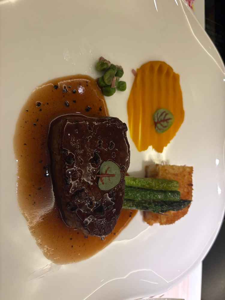 牛フィレとお刺身の試食をいただきました。特にこだわって仕入れていらっしゃるという鮪が美味しかったです