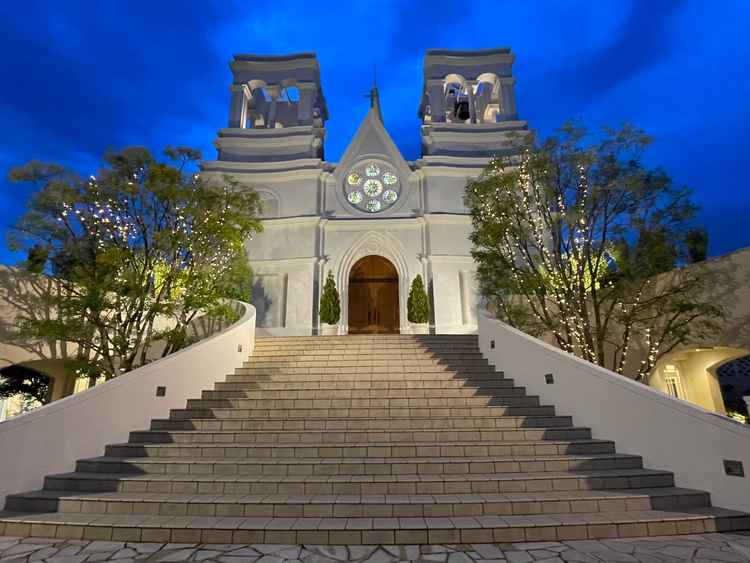 フラワーシャワーができたり、集合写真の撮れる階段あり、外観も素敵でした。