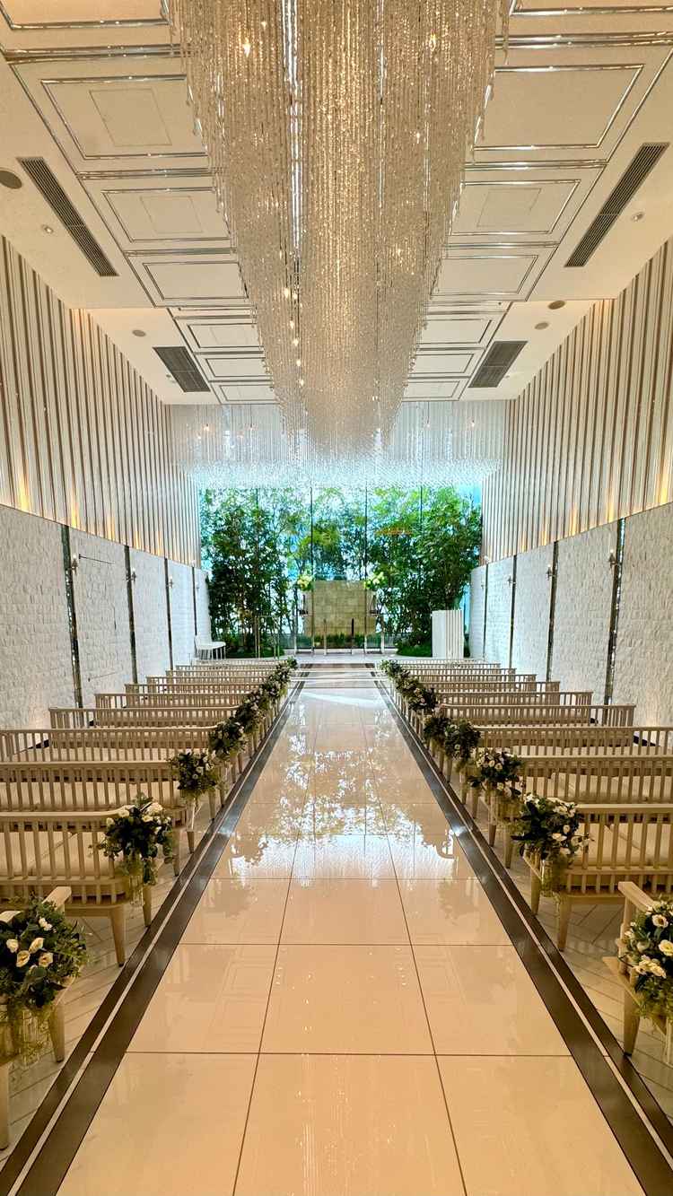 入場口近くから見たチャペル。天井に続くシャンデリアが素敵でした！（天の川をイメージしているそう^^）