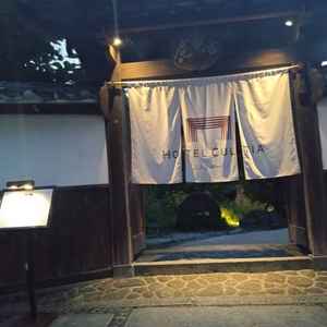 入口である外観のお写真  和のテイストどうりの入口 豪華な門構えでありウェディングの記念撮影に使われ