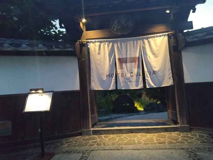 入口である外観のお写真  和のテイストどうりの入口 豪華な門構えでありウェディングの記念撮影に使われ