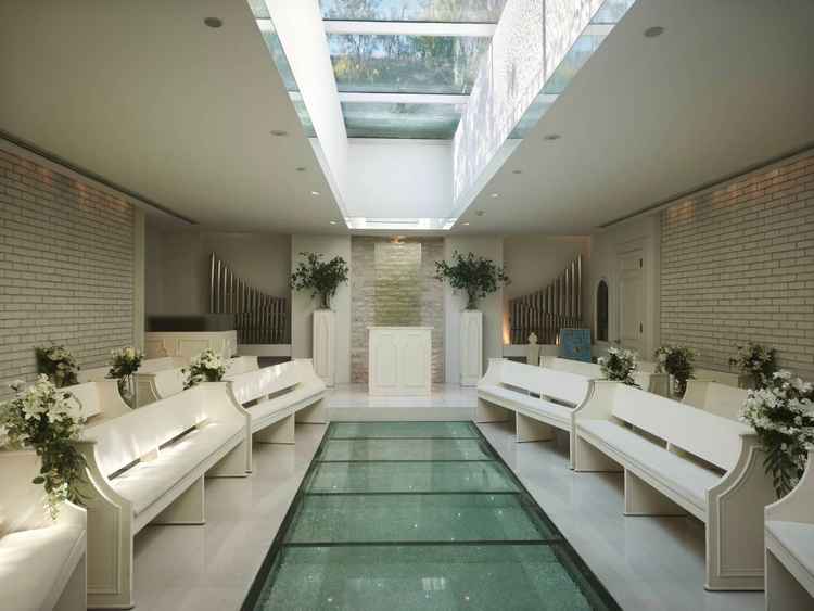 天窓付きの開放感のある挙式会場。非常に洗練された雰囲気を感じた。