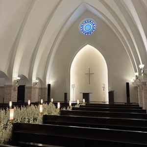 チャペルは天井が高く洗練された空間だった。