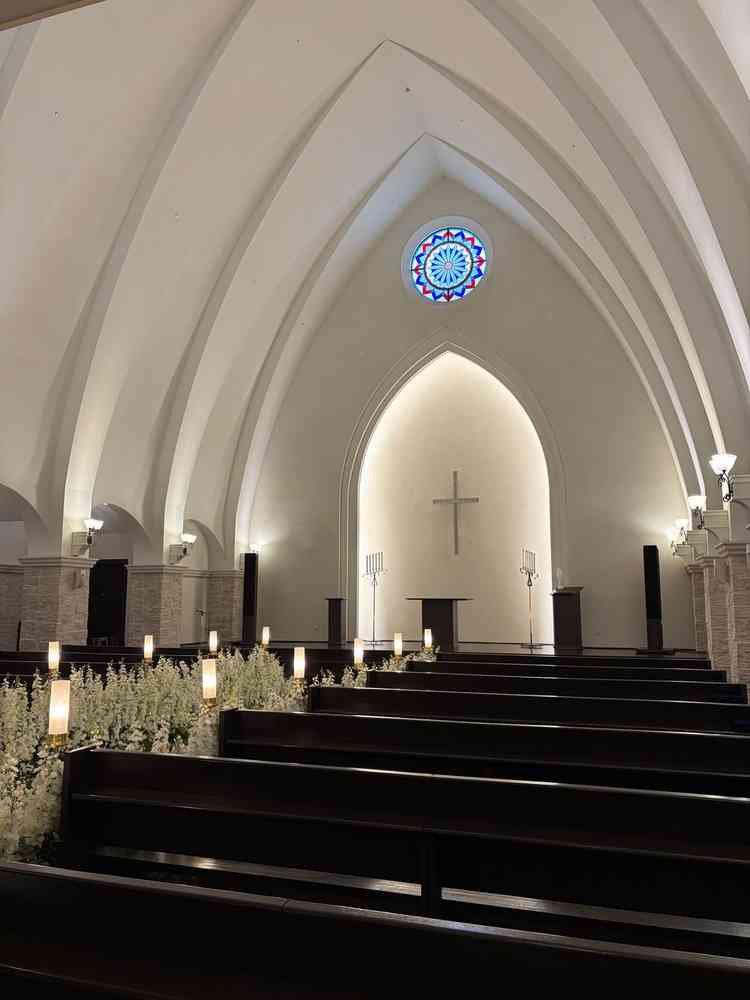 チャペルは天井が高く洗練された空間だった。