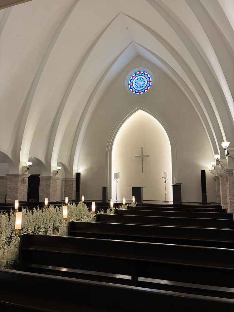 チャペルは天井が高く洗練された空間だった。