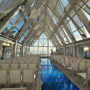 2つ目のクリスタルチャペル。海を一望できるロケーションで、船の上に乗って挙式をしているようでした。