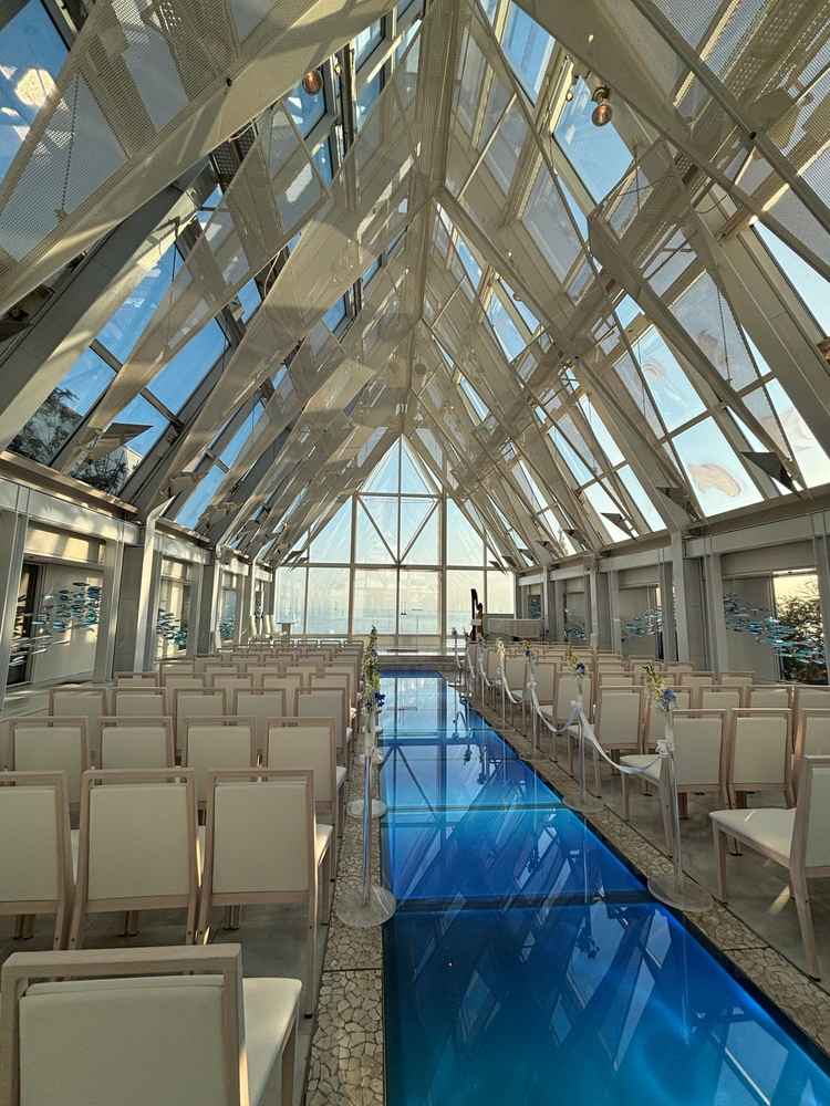 2つ目のクリスタルチャペル。海を一望できるロケーションで、船の上に乗って挙式をしているようでした。