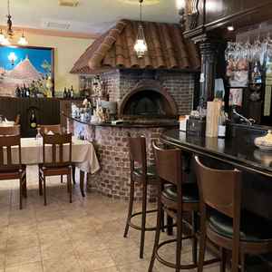 当日ゲストが待つスペースにあるピザ窯