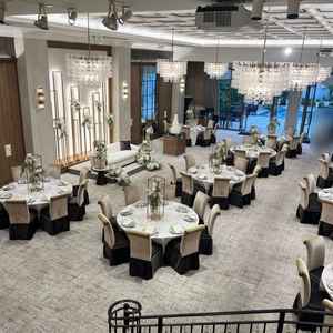 二つ目に見学した披露宴会場のニューヨーク。広々としていて、天井も高くゴージャスな雰囲気が素敵でした。